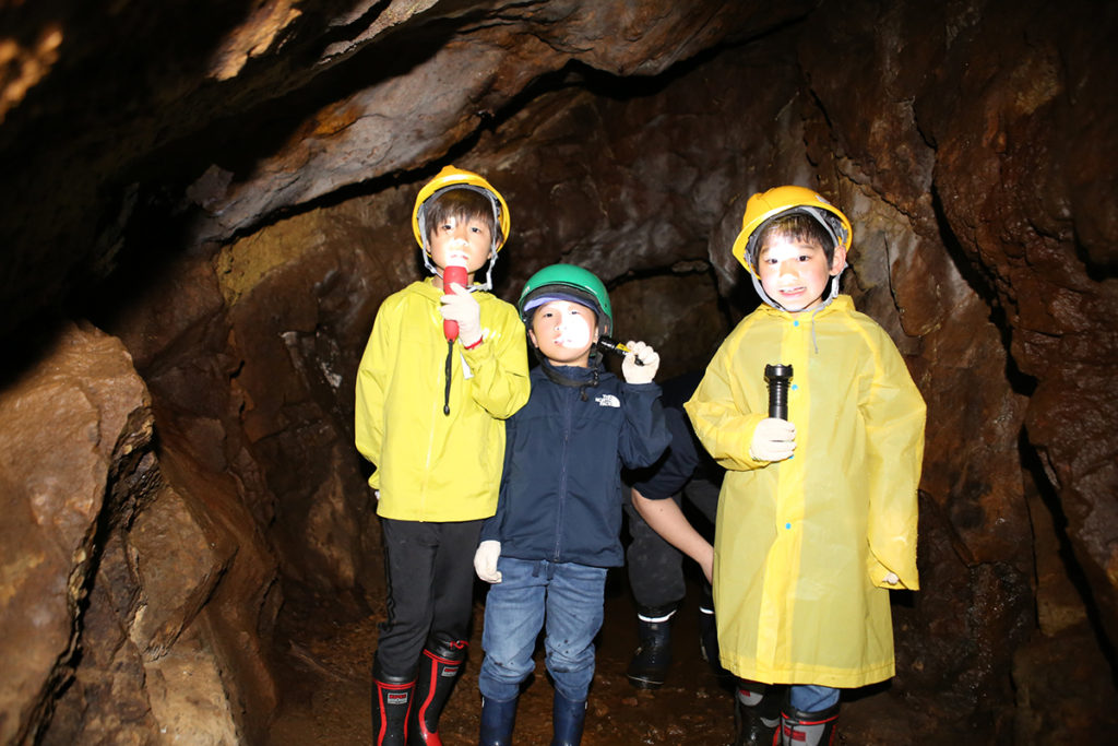 春キャンプ　洞窟探検